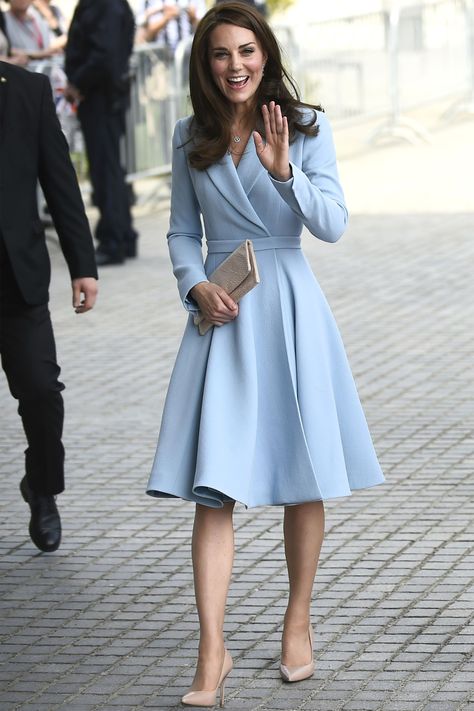 In a powder blue Emilia Wickstead coat dress, nude pumps and a nude clutch during a royal visit to Luxembourg. Kate Middleton Spring Style, Vévodkyně Kate, Herzogin Von Cambridge, Looks Kate Middleton, Kate Middleton Dress, Kate Middleton Outfits, Middleton Style, Emilia Wickstead, Blue Coat