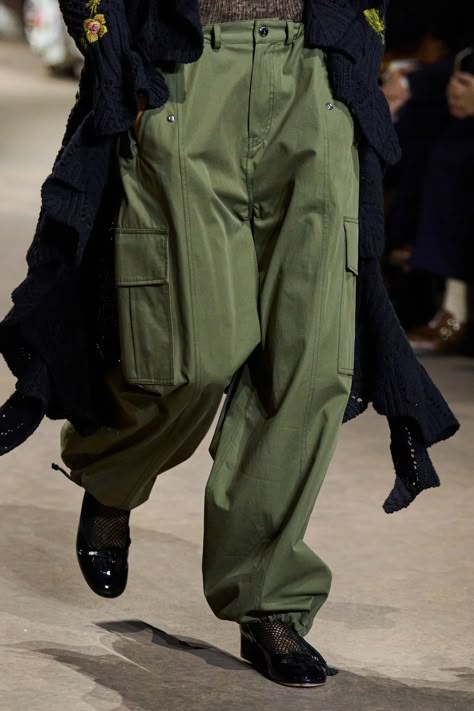 Fashion Week Street Style Winter, Khaki Cargo Pants Outfit, Christian Dior Spring 2023, Dior Spring 2023, Outfits Minimal, Minimalist Street Style, Spring 2023 Ready To Wear, 2023 Ready To Wear Collection, Khaki Cargo Pants