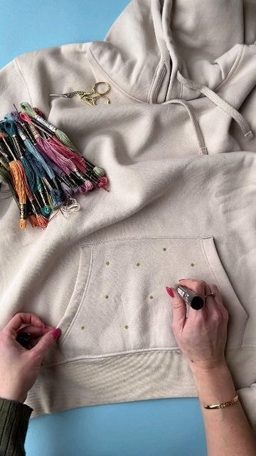 Embroider Sweatshirts Ideas, Embroided Hoodies Ideas, Embroidery Ideas For Sweatshirts, Upcycle Sweatshirt Ideas, Stitch Hoodie Diy, Applique Sweatshirt Ideas, Diy Applique Sweatshirt, Embroidery On Sweatshirts Diy, Applique Sweatshirt Diy