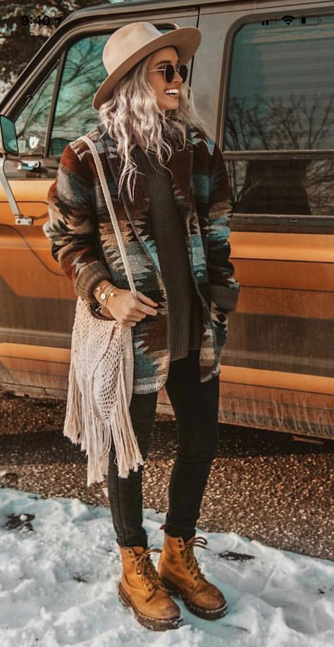 Boho Looks Winter, Winter Boho Aesthetic, Street Style 40 Year Old, Winter Country Chic Outfits, Boho Outfit With Hat, Boho Winter Fashion 2023, Bohemian Outfit Ideas Winter, Free Spirit Winter Outfit, Peru Style Outfits