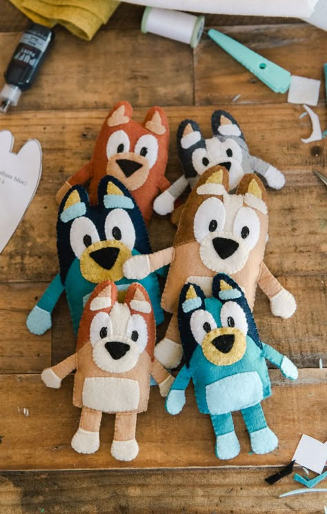 Make the Heeler family along with other Bluey characters from these free PDF pattern pieces! Full tutorial and free pattern! Felt Puppet Patterns Free, Cricut Felt Crafts, Diy Felt Characters, White Felt Crafts, Bluey Toy Sewing Pattern, Felt Crafts To Sell Ideas, Bluey Stuffed Animal Pattern, Cute Felt Animals Patterns, Bluey Sewing Projects