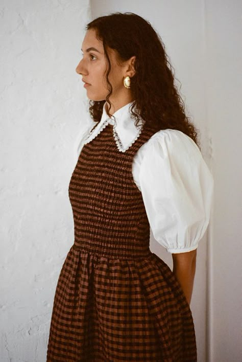 Midi Dress For Winter, Styling A Dress For Fall, Dress Shirt Under Dress, Courdory Dress Outfits, German Womens Fashion, Winter Dress Layering, Fall Sewing Projects Clothes, Classy Birthday Outfits For Women, Sweater Vest And Dress