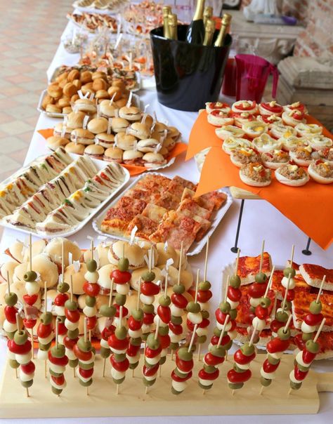 Wedding Grazing Table Ideas, Wedding Grazing Table, Grazing Table Ideas, Birthday Party Snacks, Party Food Buffet, Grazing Table, Party Food Platters, Snack Table, Shower Food