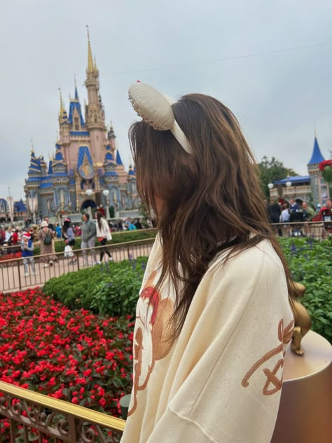 Disney Magic Kingdom Aesthetic, Magic Kingdom Castle Pictures, Disney Mom Aesthetic, Aesthetic Disney World Pictures, Disney World Photoshoot, Disney World Aesthetic Pictures, Disney Girl Aesthetic, Disney Asthetics Photos, Disney Trip Aesthetic