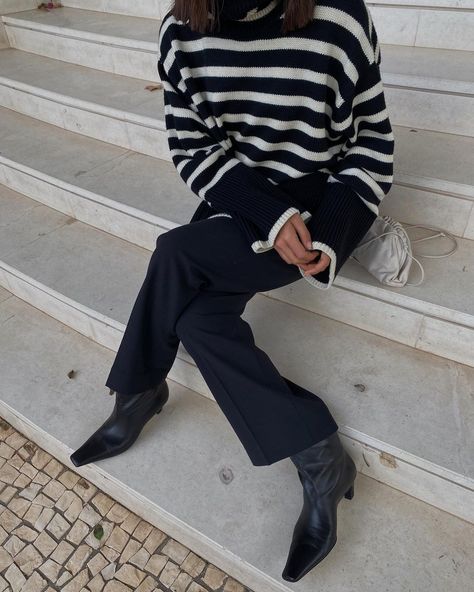 Débora Rosa on Instagram: “♟” Chic Parisian Style, Business Casual Winter, Refined Fashion, Effortless Fashion, Business Casual Outfits For Work, Fashion Designs, Street Style Inspiration, Signature Look, Wardrobe Style