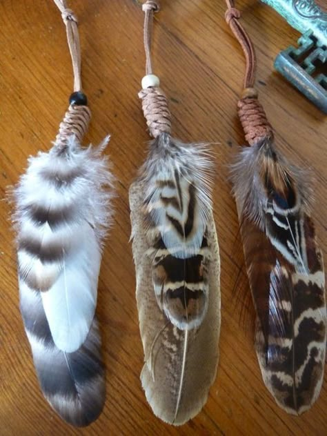 Feather Ideas, Smudge Fan, Feather Crafts Diy, Smudging Feathers, Feather Fans, Painted Feathers, Mirror Charms, Feather Diy, Native Crafts