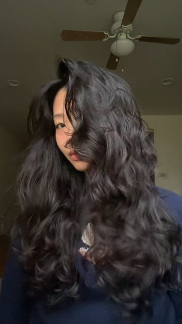 Em on Instagram: "wavy hair/post perm routine! #koreanperm #waveperm #wavyperm #wavyhair (also side note if i hear “Christina yang core” one more time i swear)" Curly Wavy Straight Hair, Curly Hair On Asian Women, Thick Wavy Hair Aesthetic, Mexican Wavy Hair, Wavy Hair Perm Girl, Permed Asian Hair, Soft Wavy Perm, Side Part On Curly Hair, Perm Routine