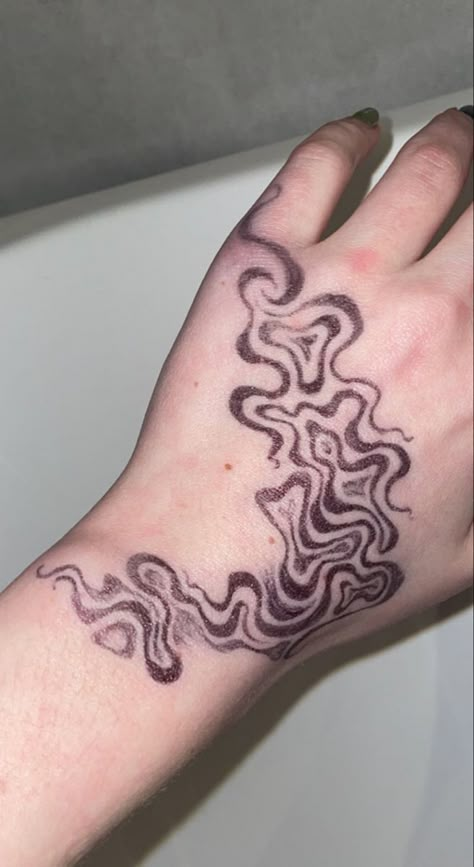 Doodles On Your Arm, Drawing Ideas To Do On Your Hand, Snake Hand Tattoo Design, Drawing On Your Arm Ideas, Creative Hand Drawing, Hand Tattoos Flames, Cool Hand Designs, Drawings On Hands Pen Aesthetic, Arm Drawings On Skin