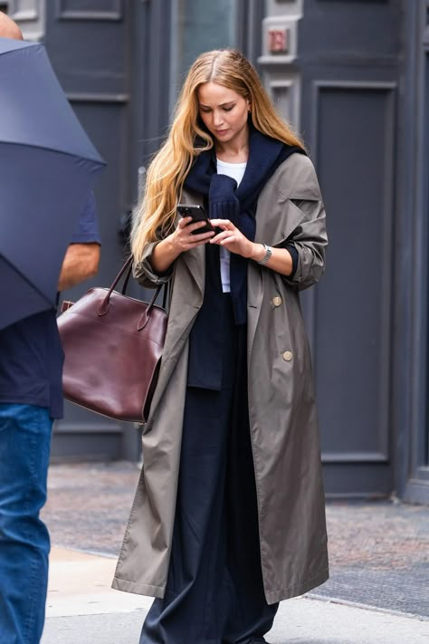 The humble tote bag has a chokehold on fashion, and can drive significant sales for brands — while also acting as a personal billboard. Margaux Bag, Jennifer Lawrence Street Style, Moda Casual Chic, Edgy Boots, The Row Bag, Mary Kate Olsen, It Bag, Ashley Olsen, Zoe Kravitz