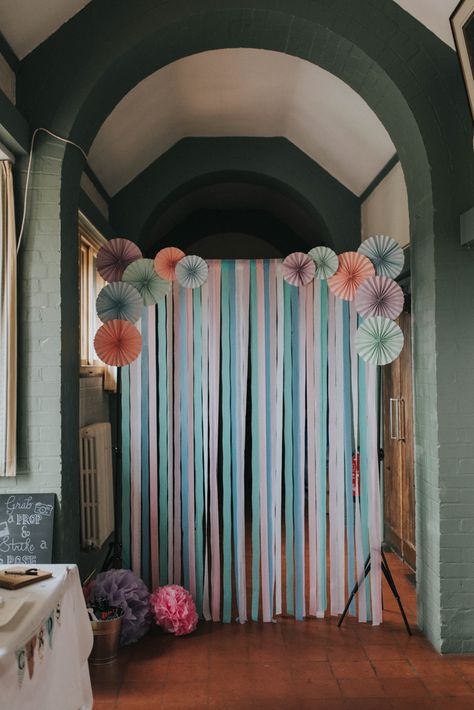 Photo Booth Backdrop Wedding, Streamer Backdrop, Anniversaire Diy, Party Hardy, Tafel Decor, Diy Event, Paper Backdrop, Diy Birthday Decorations, Baby Shower Backdrop