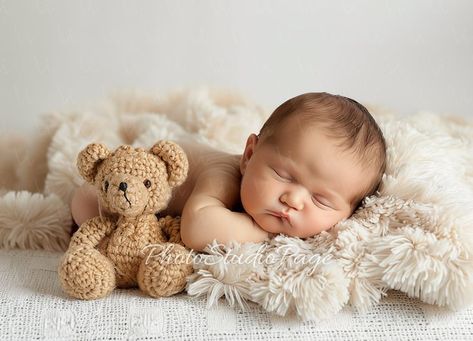 Photography Poses For Newborns, Newborn Picture Ideas Boy, Three Month Baby Photoshoot, Newborn Photo Idea, Newborn Photography Inspiration, Diy At Home Newborn Photoshoot, Newborn Boy Photoshoot Ideas, One Month Photoshoot Ideas For Baby Boy, Diy Newborn Pictures At Home Boy