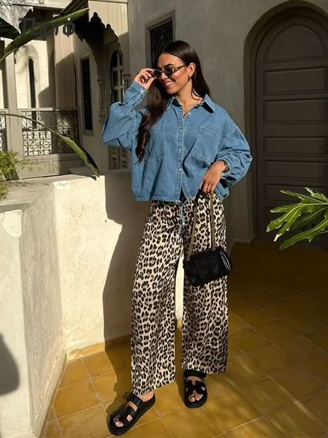 Leopard Jeans Outfit Winter, Denim And Leopard Outfit, Leopard Pants Outfit Work, Fashion Outfits 2024 Trends Spring, Tiger Pants Outfits, Leopard Pants Outfit Summer, Leopard Trousers Outfit, Leopard Jeans Outfit 2024, Leopard Print Outfits Aesthetic