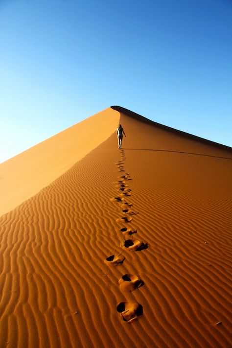 Footprints, Namib-Naukluft National Park in Namibia - a long treak - www.seacruisevilla.com Namibia Desert, Deserts Of The World, Footprints In The Sand, Sand Dunes, Magical Places, Aladdin, The Sand, The Desert, Beautiful World