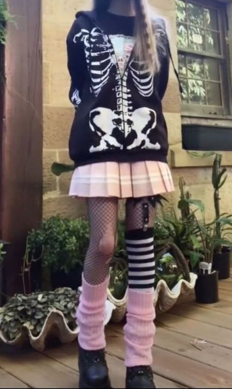 Pastel Grunge Aesthetic Outfits, Pastel Alt Outfits, Pastel Goth Outfit Ideas, Pink Egirl Fashion, Kawaii Grunge Outfits, Pink Alt Outfits, Kawaii Goth Clothes, Pastel Punk Outfits, Pink Goth Outfits