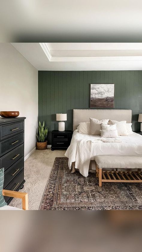 Shiplap Bedroom, Green Bedroom Walls, Dark Accent Walls, Green Accent Walls, Bad Inspiration, Bedroom Accent, Accent Wall Bedroom, Green Walls, Bedroom Refresh