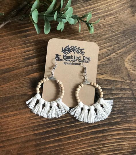 Macrame Earrings Tutorial, Diy Macrame Earrings, Art Macramé, Macrame Colar, Crochet Earrings Pattern, White Circle, Macrame Patterns Tutorials, Boho Macrame, Macrame Earrings