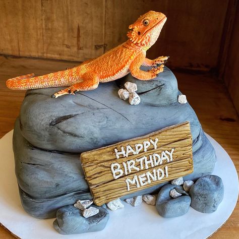 Bearded dragon birthday #cake #navarre #beardeddragon Bearded Dragon Birthday Cake, Bearded Dragon Cake Ideas, Bearded Dragon Birthday Party, Bearded Dragon Cake, Lizard Birthday Cake, Reptile Cake Ideas, Lizard Cake Ideas, Reptile Cake, Reptile Birthday Cake