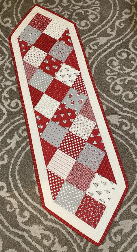 Christmas Quilted Table Runner, Table Runners Christmas, Christmas Table Runner Pattern, Quilted Table Runners Christmas, Quilting Digest, Table Runners Patterns, Table Topper Patterns, Table Runner Christmas, Beginning Quilting