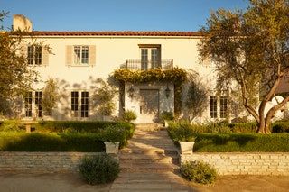 Step Inside One Family’s Historic Los Angeles Dream Home | Architectural Digest Hancock Park Los Angeles, Italy Farmhouse, Marc Phillips Rugs, Mission Revival, Modern Hacienda, Disc Interiors, Spanish Revival Home, Spanish Bungalow, Mediterranean Revival