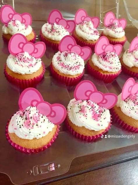 Hello Kitty Birthday Party Ideas Cake, Hello Kitty Birthday Party Decorations, Hello Kitty Centerpieces, Hello Kitty Birthday Decorations, Hello Kitty Party Favors, Kitty Birthday Theme, Bolo Da Hello Kitty, Hello Kitty Baby Shower, Sanrio Birthday