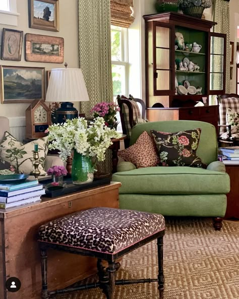 Small Traditional Living Room Ideas, Lawyer House, Bright Boho Living Room, English Decoration, Rita Konig, Colorful Rooms, Maximalist Style, English Country Decor, Casa Country