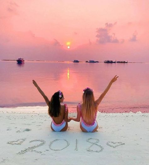 2018 Instagram, Cute Beach Pictures, Photos Bff, Beach Instagram Pictures, Summer Picture Poses, Beach Pictures Friends, Best Friend Photography, Shotting Photo, Beach Friends