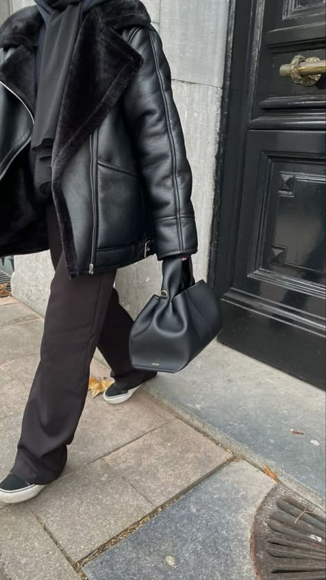 Midi Skirt Outfit Winter, Winter Leather Jacket, Black Leather Jacket Outfit, Winter Leather Jackets, Winter Ootd, Winter Skirt Outfit, Cold Outfits, African Fashion Modern, Outfit Mujer