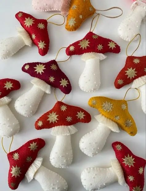 Toadstool Christmas Decorations, Mushroom Christmas Decorations, Felt Christmas Lights, Mushroom Felt Ornament, Felt Mushroom Ornament, Christmas Mushrooms Decoration, Mushroom Ornaments Diy, Diy Mushroom Ornaments, Mushroom Christmas Decor