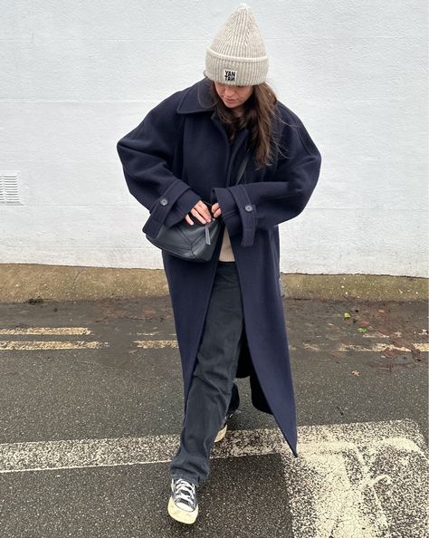 Wool Coat Outfit Casual, Wool Coat Outfits, Navy Coat Outfit, Oversized Coat Outfit, Wool Coat Outfit, Oversized Winter Coat, Navy Winter Coat, Coat Outfit Casual, Belted Wool Coat