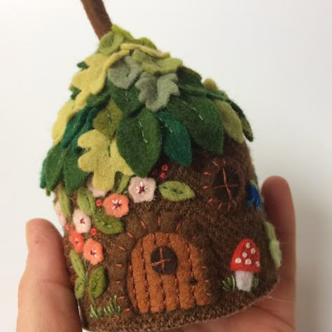 Felt Houses, Tovad Ull, Embroidered Tree, Baby Mobil, Felt House, Fairy Homes, Wool Felt Projects, Felt Crafts Diy, Felt Fairy