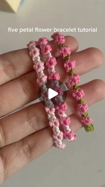 Diy Charm Bracelet Ideas, Flower Bracelet Diy, Bracelet Game, Diy Crochet Bracelet, Crochet Bracelet Tutorial, Diy Friendship Bracelets Tutorial, Yarn Bracelets, Homemade Bracelets, Makramee Diy