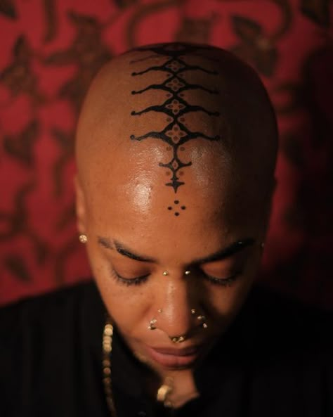 Henna Head Designs, Short Hair Styles Masc, Cowrie Tattoo, You Are Art Tattoo, Shaved Head Tattoo, Scalp Tattoo Women, Traditional Face Tattoo, Head Tattoos Women, Full Face Tattoo