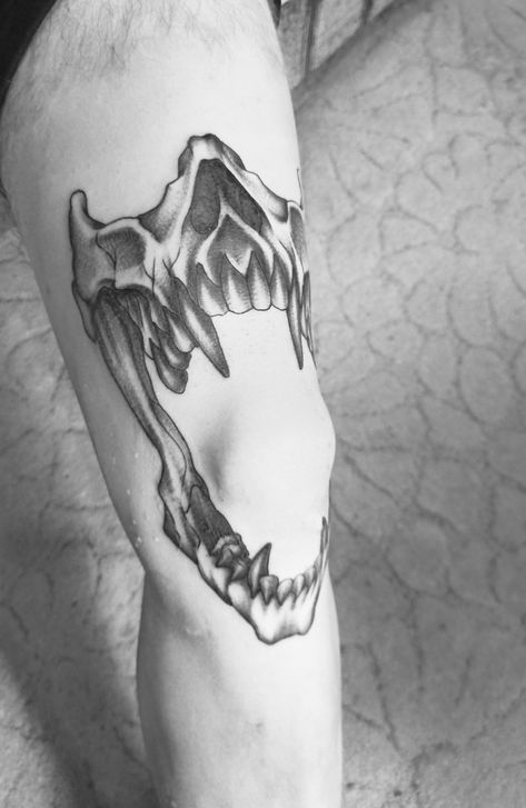 Fang Knee Tattoo, Vampiric Tattoo Ideas, Vampire Jaw Knee Tattoo, Skull Mouth Knee Tattoo, Vampire Teeth Knee Tattoo, Vampire Style Tattoo, Mouth On Knee Tattoo, Moving Tattoos Knee, Vampire Knee Tattoo