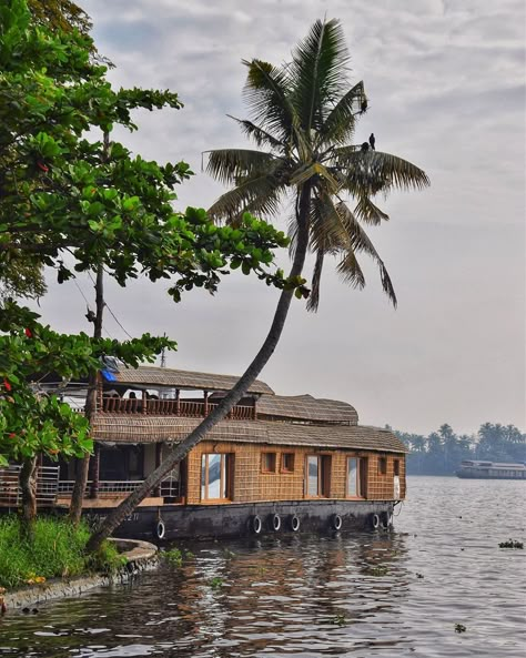 Kerala Backwaters Photography, Houseboat Aesthetic, Alappuzha House Boat, Kerala Boat House, Houseboat Kerala, Kerala Outfit, Kerala Alleppey, Boat Picture Ideas, Aesthetic Kerala