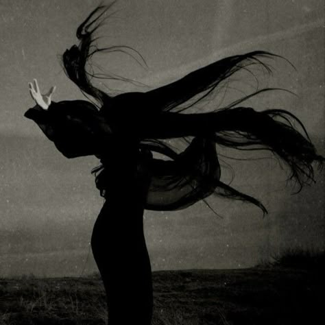 High Fae Aesthetic, Woman In Desert, Hecate Aesthetic, Yennefer Of Vengerberg, Dark Witch, Blowing In The Wind, 다크 판타지, Gothic Aesthetic, Foto Poses