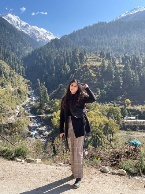 Kasol, Himachal Pradesh Mountain Look Outfit Winter, Honeymoon Winter Outfits, Outfits For Hillstations, Himachal Travel Outfit, Dalhousie Outfit Ideas, Hill Station Vacation Outfit Ideas, Shimla Outfit Ideas, Outfit For Kedarnath Trip, Kullu Manali Outfits