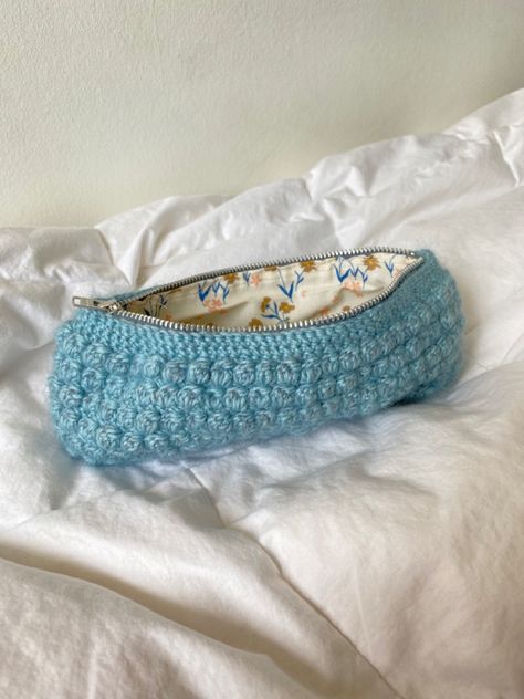 Pencil Bag Crochet, Crochet Tulip Pencil Case, Knitting Pencil Case, Crochet Pencil Bag, Crochet Croquette, Knitted Pencil Case, Pencil Case Ideas, Crochet Pencil Pouch, Pencil Pouch Pattern