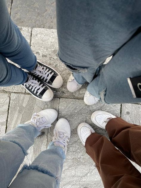 Double Dates Aesthetic, Bff Backgrounds For 2 Aesthetic, Besties Pictures, Muka Lelaki, Group Photo Poses, Group Picture Poses, 4 Best Friends, 5 Best Friends, Friendship Photoshoot