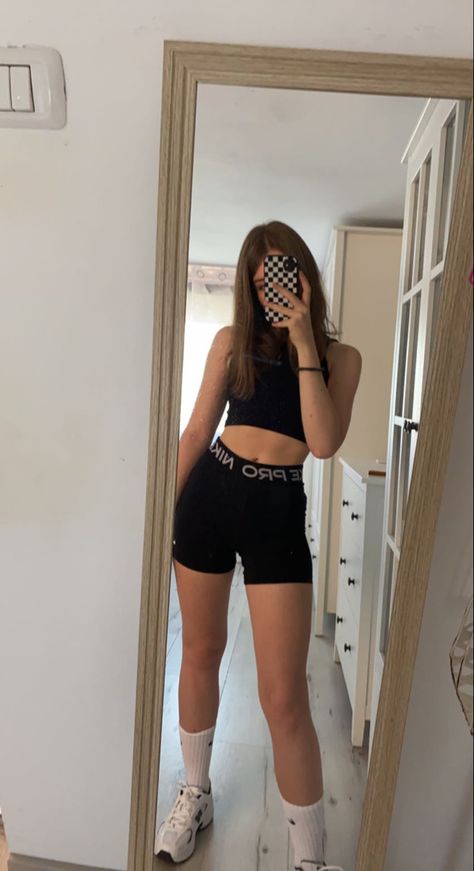 nike pro workout outfit Nike Pro Shorts Outfit Summer Aesthetic, Nike Pro Workout Outfits, How To Style Nike Pros Shorts, Summer Outfits Nike Shorts, Black Sports Shorts Outfit, Nike Pro Outfit Aesthetic, Nike Pro Gym Outfit, Outfit Ideas Nike Pro Shorts, Summer Outfits Nike Pro