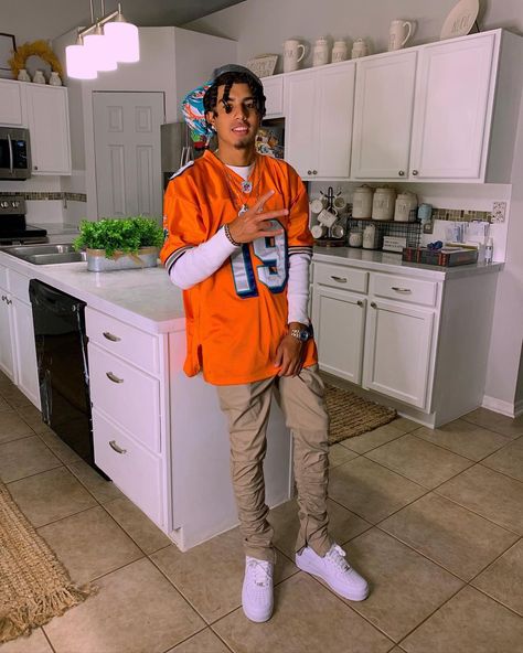 Nfl Jersey Outfit Men, Nfl Jersey Outfit Fashion Men, Nfl Jersey Outfit, Jersey Outfit Men, Jersey Streetwear, Vacation Outfits Men, Looks Hip Hop, Hard Fits, Football Jersey Outfit