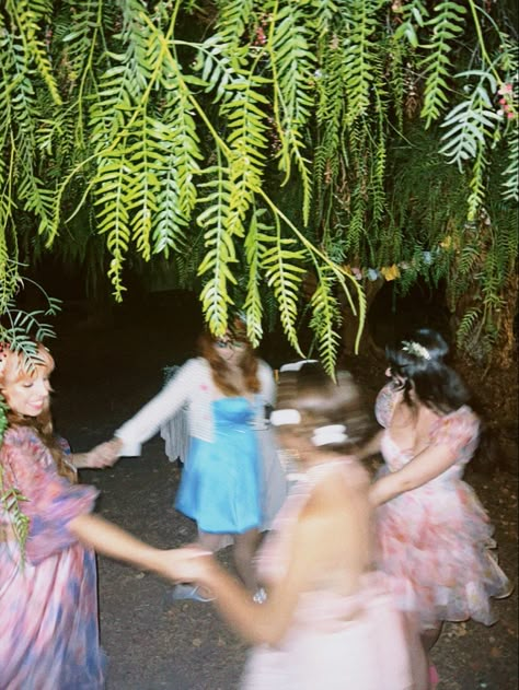 Fairy Friends Aesthetic, Fairy Theme Birthday Party Aesthetic, Floral Picnic Aesthetic, Faerie Birthday Party, Fairy Party Aesthetic Night, Fae Birthday Party, Forest Party Aesthetic, Fae Picnic, Fairy Core Birthday Party