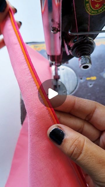 Double Stitch Sewing, Sewing Piping Tutorial, Piping Techniques Sewing Neckline, How To Do Piping Sewing, How To Sew Piping, Piping Sewing Techniques, How To Make Piping Sewing, Stitching Tips Sewing Hacks, Piping Techniques Sewing