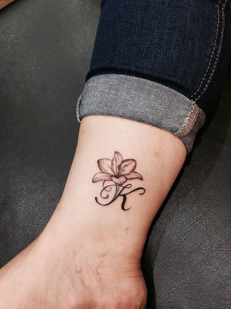 Floral Tattoo On Wrist, Tattoo Letter K Design, Lily Tattoo Name, K Name Mehndi Design, Initial Flower Tattoo, Lily Tattoo With Name, K Name Tattoo, D Name Tattoo, K Tatoos Design