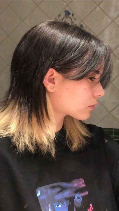 girlboss wolfcut Bleach Dye Hair Ideas, Wolfcut Under Dye, Egirl Haircut, Short Bleached Hair Ideas, Blonde Underlights, Hot Mullet, Hair Inspo Color Short, Wolfcut Short, Bleached Hair With Dark Roots