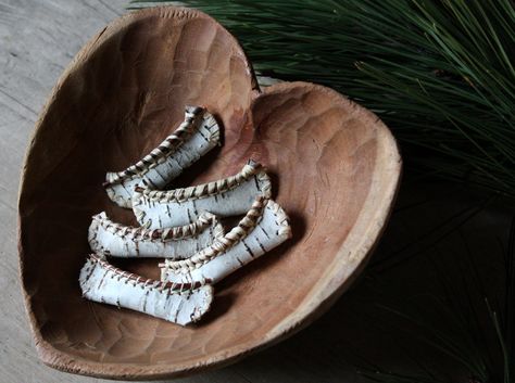 A few more canoes added to my collection.  I made these out of birch that I gathered from one of our downed trees, small poplar twigs, and raffia.  They're small, just over 2" long.    Tutorial here:  lilfishstudios.blogspot.com/2010/12/tiny-birch-bark-canoe... Bark Idea, Birch Bark Crafts, Birch Bark Baskets, Birch Craft, Natural Essence, Nativity Crafts, Canoes, Sticks And Stones, Birch Bark