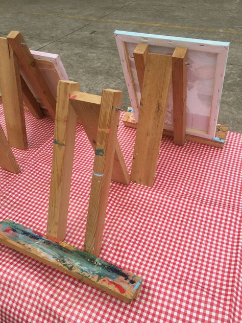 Diy Small Easel Stand, Tabletop Easel Diy, Diy Small Easel, Diy Art Easel How To Make, Art Easel Diy, Diy Paint Easel, Diy Art Easels, Diy Easel Stand For Painting, Diy Easel Tabletop