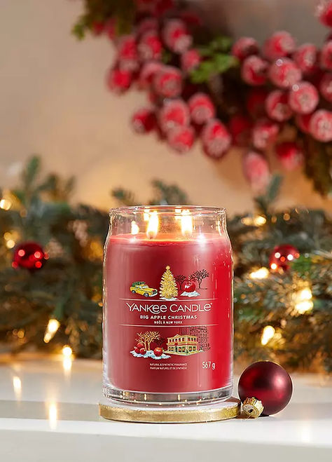 Experience the Yankee Candle brand, totally reimagined. This refreshing take on our iconic Jar shape is designed to create the best experience to date. Yankee Candle Christmas, Apple Christmas, Candle Brand, Candle Branding, Apple New, Apple Pear, Large Jar, Candy Apple, Fresh Apples