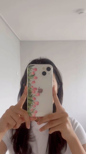 Aesthetic Phone Case Design, Make Your Room Aesthetic, Diy Phone Case Ideas, Tulip Phone Case, Artsy Phone Cases, Clear Phone Case Design, Painting Phone Case, Cheap Room Decor, Diy Gift For Bff