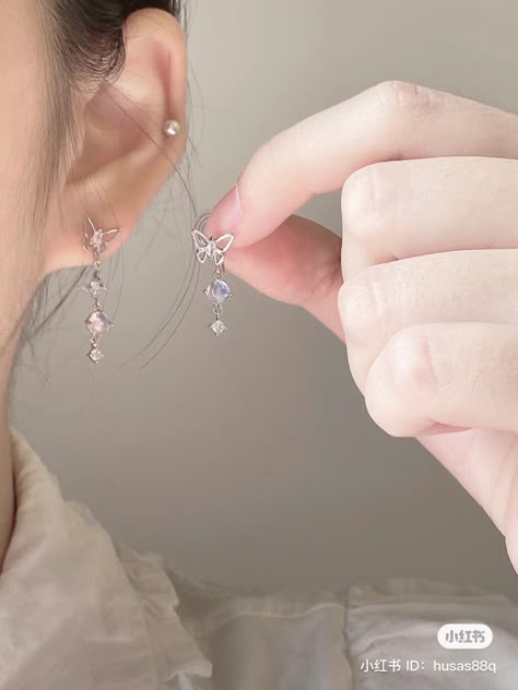 Anting Anting Aesthetic, Korean Earrings Aesthetic, Aesthetic Earring, Pretty Ear Piercings, Piercing Inspo, Korean Jewelry, Jewelry Accessories Ideas, Girly Accessories, Classy Jewelry