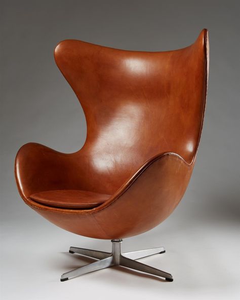 Leather and aluminium. Interior Design Chair, Arne Jacobsen Egg Chair, Palm Springs Mid Century Modern, Famous Chair, Leather Armchair Modern, Brown Leather Armchair, Mid Century Modern Chair, Furniture Side Tables, Store Design Interior